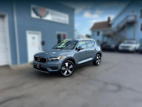 Used 2022 Volvo XC40 T5 Momentum w/ Premium Package AWD/4WD image 1