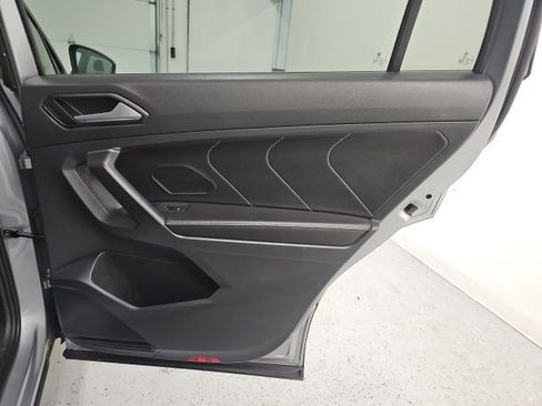 Used 2022 Volkswagen Tiguan SE image 33