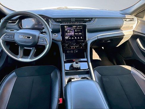 Used 2024 Jeep Grand Cherokee L Laredo image 16