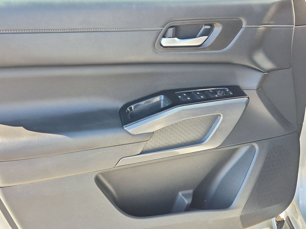 Used 2025 Nissan Pathfinder SL AWD/4WD image 12