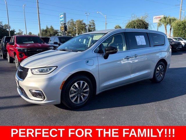 Used 2024 Chrysler Pacifica Limited FWD image 3
