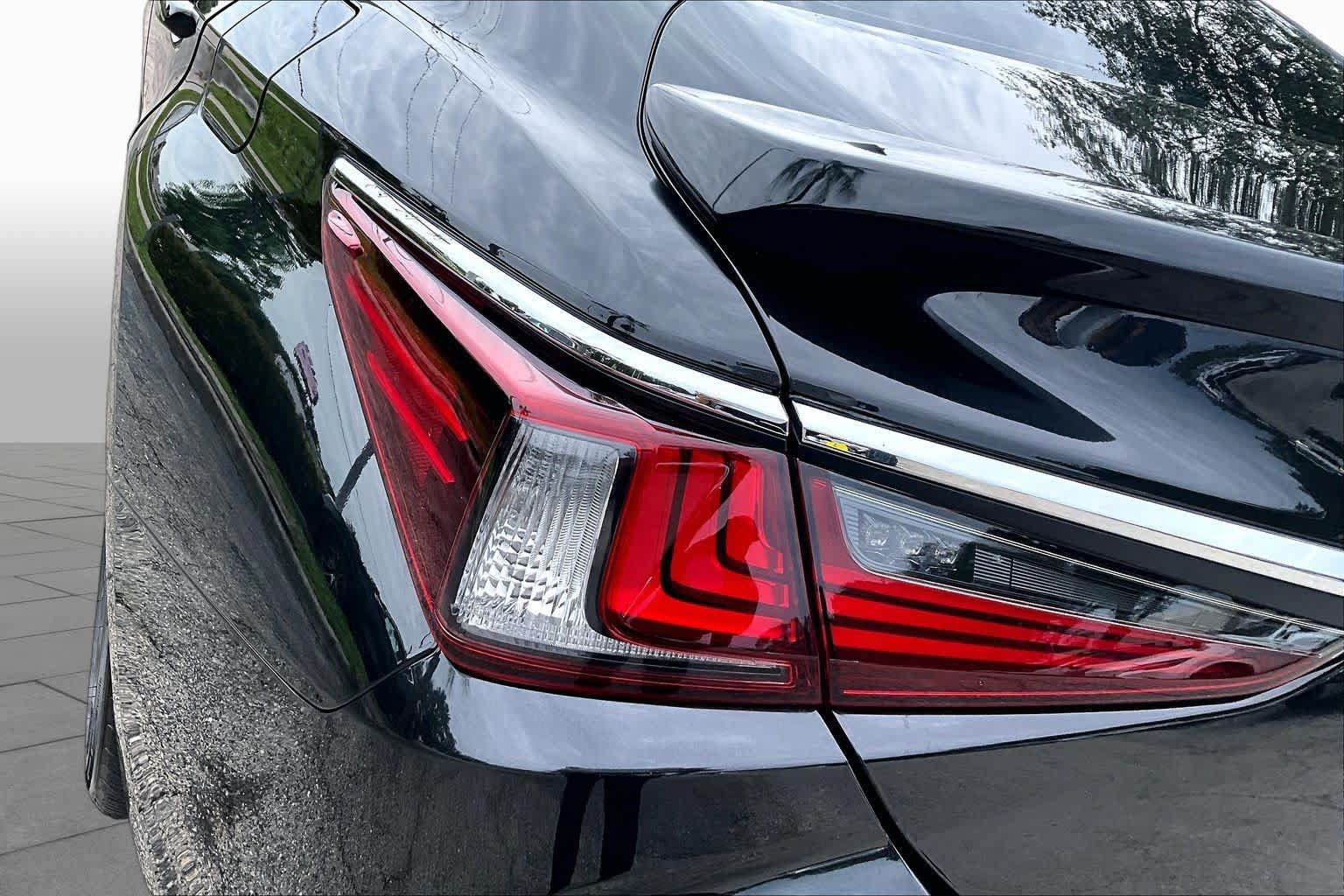 Used 2025 Lexus ES 350 Ultra Luxury w/ Accessory Package (Z2) FWD image 29