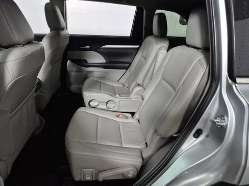Used 2019 Toyota Highlander XLE AWD/4WD image 23
