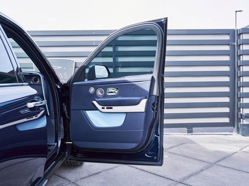 Used 2022 Rolls-Royce Cullinan w/ Cullinan Package image 23