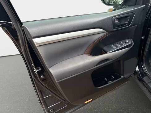 Used 2019 Toyota Highlander LE image 17