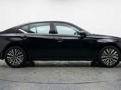 Used 2025 Nissan Altima 2.5 SV image 11