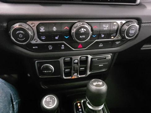 Used 2025 Jeep Wrangler Unlimited Sahara AWD/4WD image 19