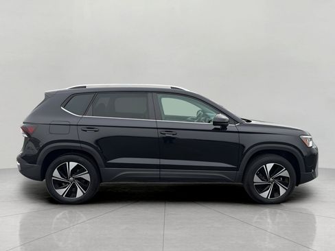 Used 2025 Volkswagen Taos SE AWD/4WD image 9