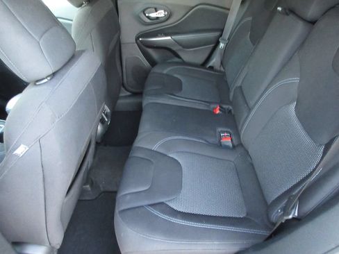 Used 2020 Jeep Cherokee Latitude FWD image 14