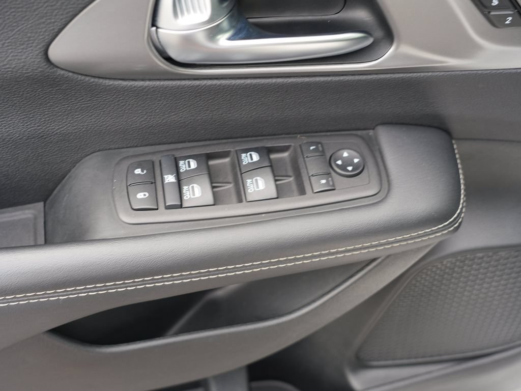 Used 2025 Chrysler Pacifica Select FWD image 16