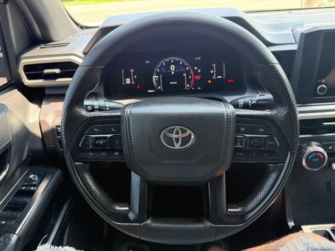 Used 2025 Toyota Tacoma SR5 AWD/4WD image 11