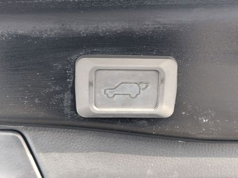 Used 2022 Toyota RAV4 XLE Premium image 19