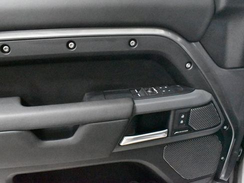 Used 2024 Land Rover Defender 90 X-Dynamic SE image 17
