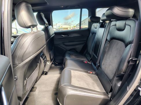 Used 2023 Jeep Grand Cherokee Altitude AWD/4WD image 12