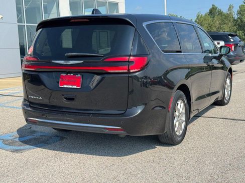 Used 2023 Chrysler Pacifica Touring-L FWD image 4