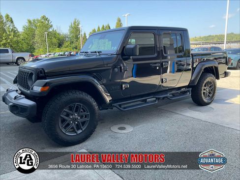 Certified 2025 Jeep Gladiator Sport AWD/4WD image 1