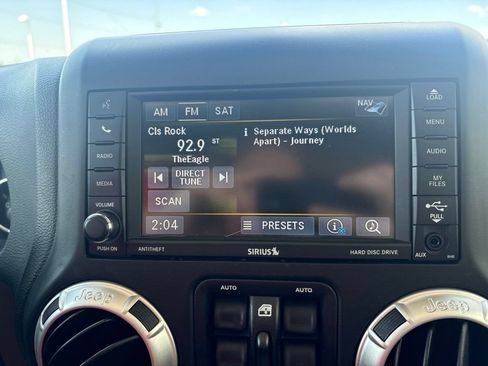 Used 2017 Jeep Wrangler Unlimited Sahara w/ Connectivity Group AWD/4WD image 18