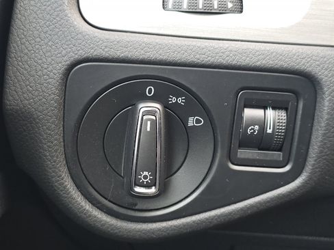 Used 2017 Volkswagen Golf S image 29