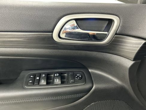 Used 2019 Jeep Grand Cherokee Laredo AWD/4WD image 11
