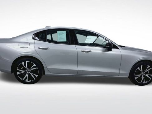Used 2025 Volvo S60 B5 Core image 9