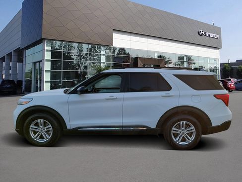 Used 2020 Ford Explorer XLT image 3