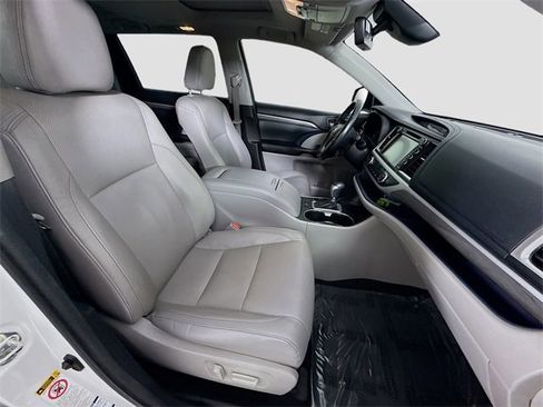 Used 2017 Toyota Highlander Limited image 30