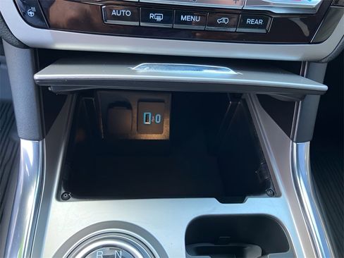 Used 2022 Ford Explorer XLT w/ Equipment Group 202A image 28