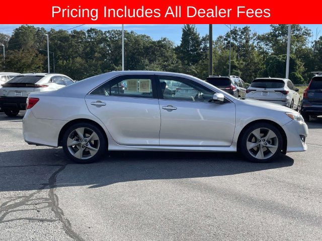 Used 2014 Toyota Camry SE w/ Moonroof Package FWD image 6