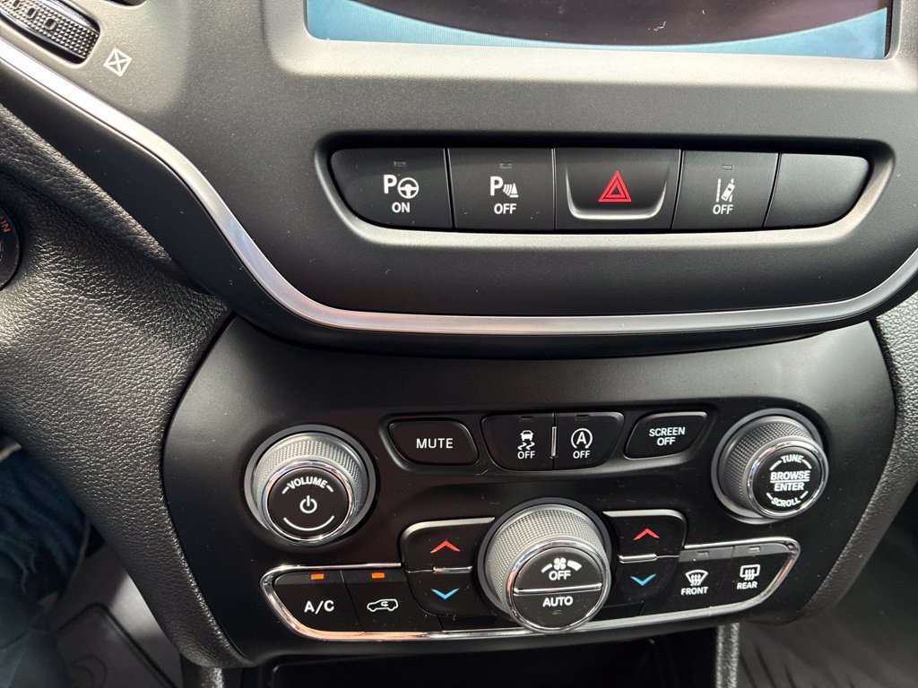 Used 2023 Jeep Cherokee Altitude Lux w/ Mopar Interior Package AWD/4WD image 27