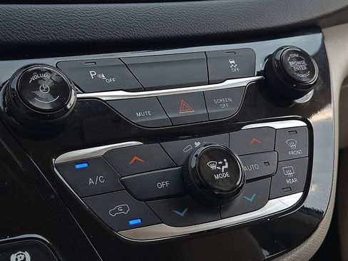 Used 2019 Chrysler Pacifica Touring-L FWD image 15