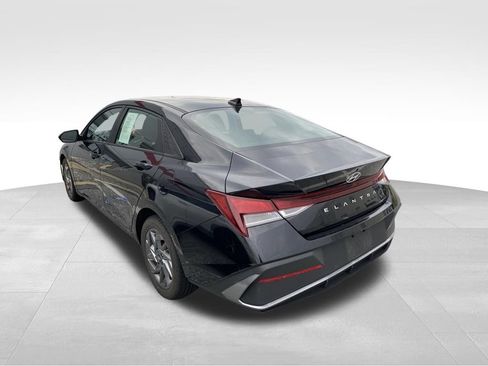 Used 2024 Hyundai Elantra SEL FWD image 11