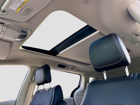 Used 2022 Chrysler Pacifica Limited image 23