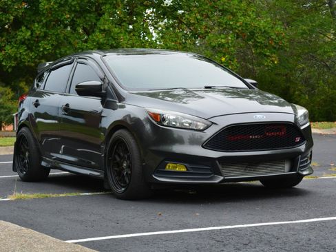 Used 2017 Ford Focus ST FWD image 3