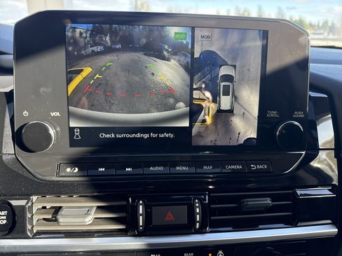 New 2025 Nissan Pathfinder Platinum w/ Black Appearance Package image 18