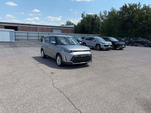 Used 2025 Kia Soul LX w/ LX Technology Package FWD image 3