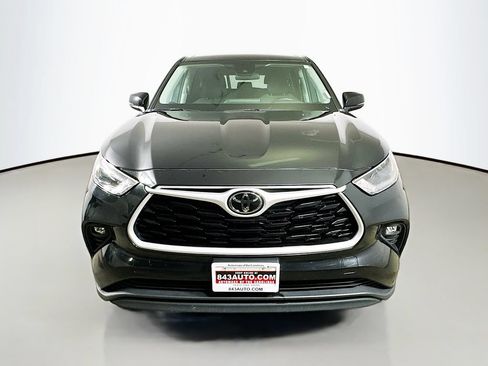 Used 2024 Toyota Highlander LE AWD/4WD image 2