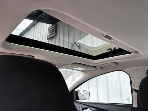 Used 2015 Ford Focus SE w/ SE Sport Package image 27