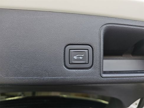 Used 2024 GMC Terrain SLT image 13