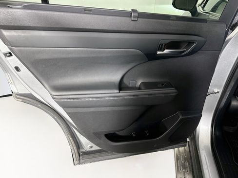 Used 2021 Toyota Highlander XLE AWD/4WD image 27