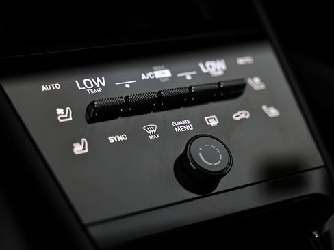 Certified 2025 Porsche Cayenne AWD/4WD image 40