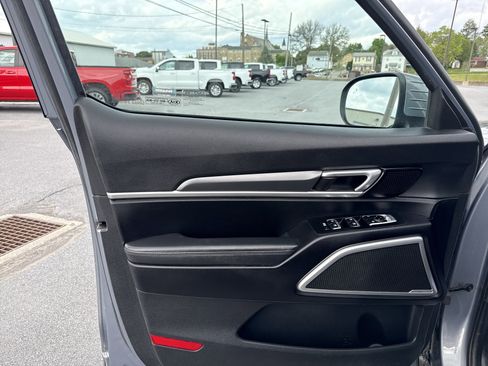 Used 2020 Kia Telluride S w/ S 8 Passenger Seating Package AWD/4WD image 16