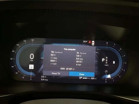 Used 2025 Volvo XC40 B5 Plus image 10