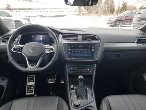 Used 2022 Volkswagen Tiguan SE R-Line image 17