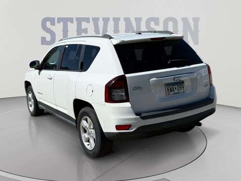 Used 2017 Jeep Compass Latitude FWD image 3