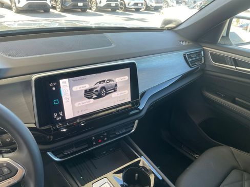 Used 2025 Volkswagen Atlas Cross Sport SE image 18