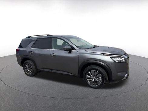 Used 2025 Nissan Pathfinder SV image 2