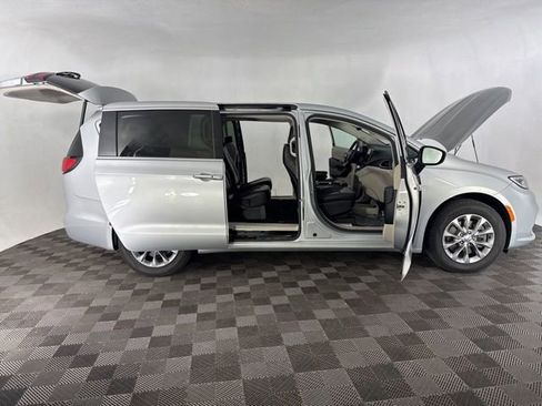 Used 2023 Chrysler Pacifica Touring-L image 15