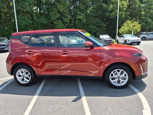 Used 2024 Kia Soul LX w/ Option Group 015 FWD image 2