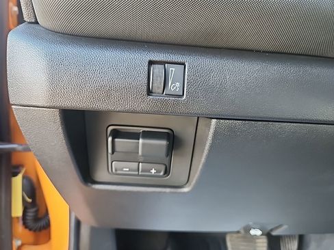 Used 2025 Chevrolet Colorado Z71 w/ Technology Package AWD/4WD image 16