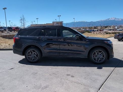 Used 2025 Ford Explorer ST-Line w/ ST-Line Street Pack AWD/4WD image 9
